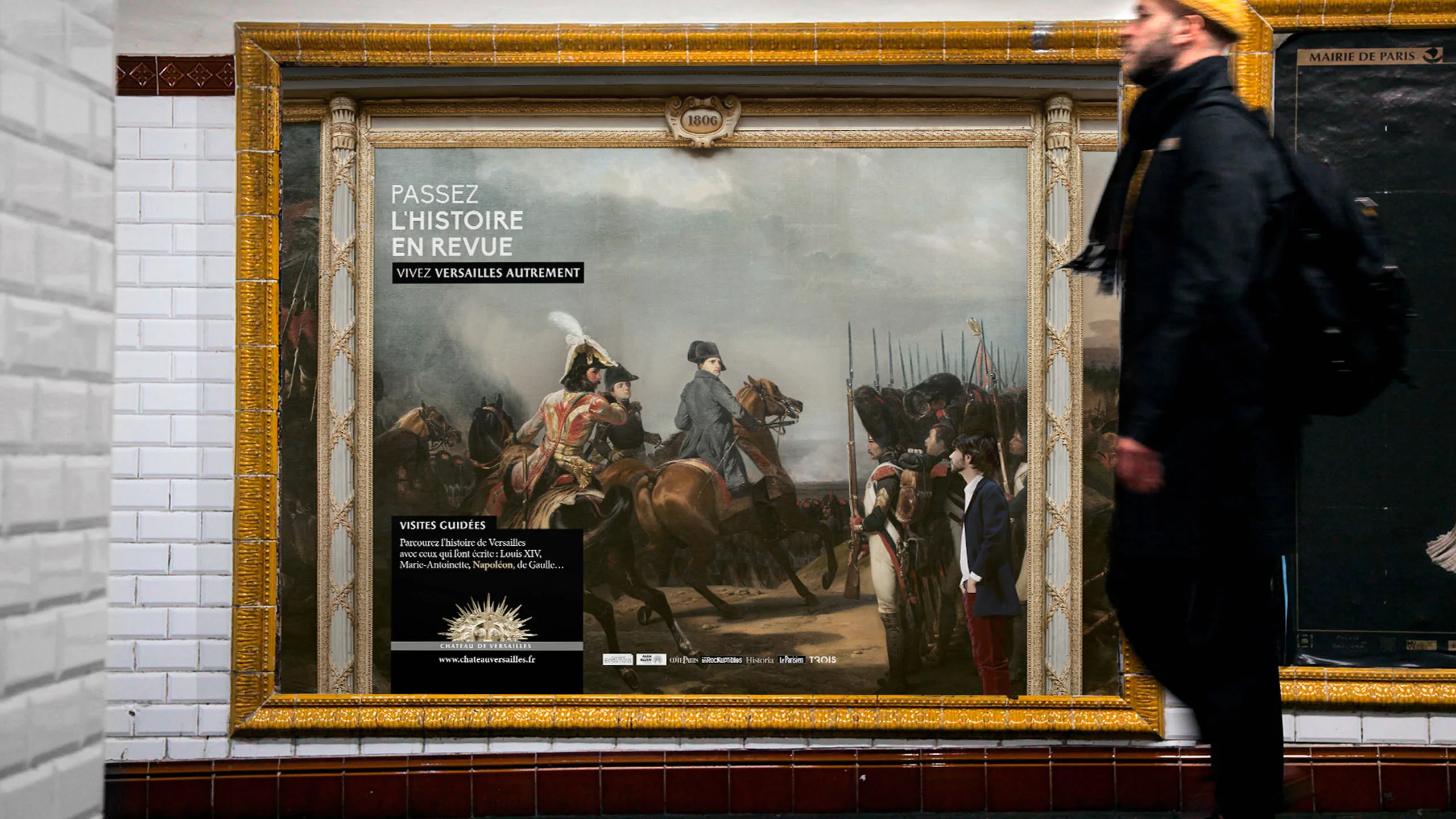 Château de Versailles, affiche « Passez l’histoire en revue » dans le métro